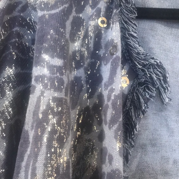 Beautiful Chico’s sweater Metallic Silver - Picture 4 of 6